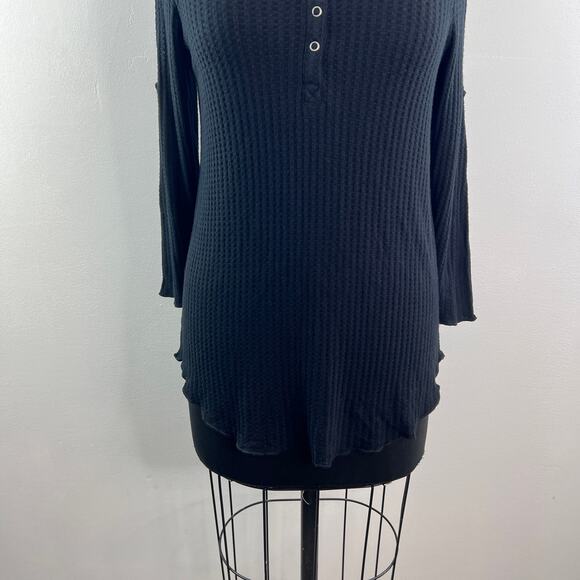 ChaSer True Black Top Henley Neck 3/4 Sleeve Double Cold Shoulder Sz Medium NEW - Picture 4 of 11